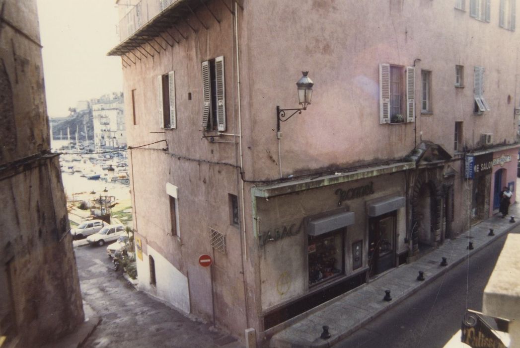 façades sur rues, vue partielle