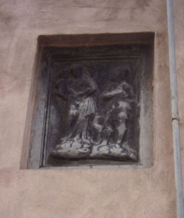 façade sur rue, détail d’un bas-relief : Saint Roch et l’Enfant Jésus