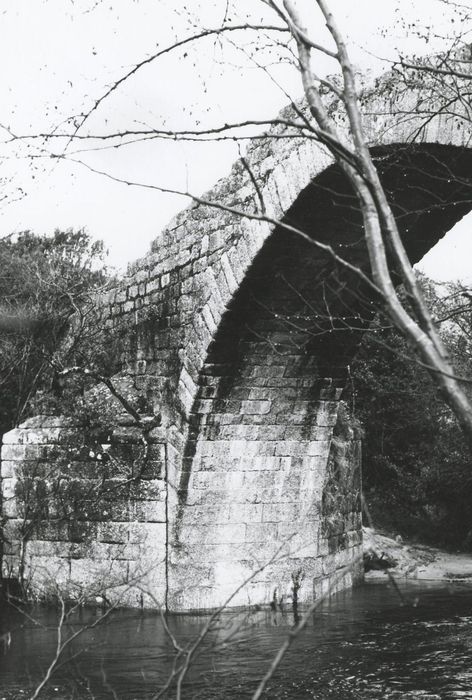 vue partielle du pont depuis la rive gauche