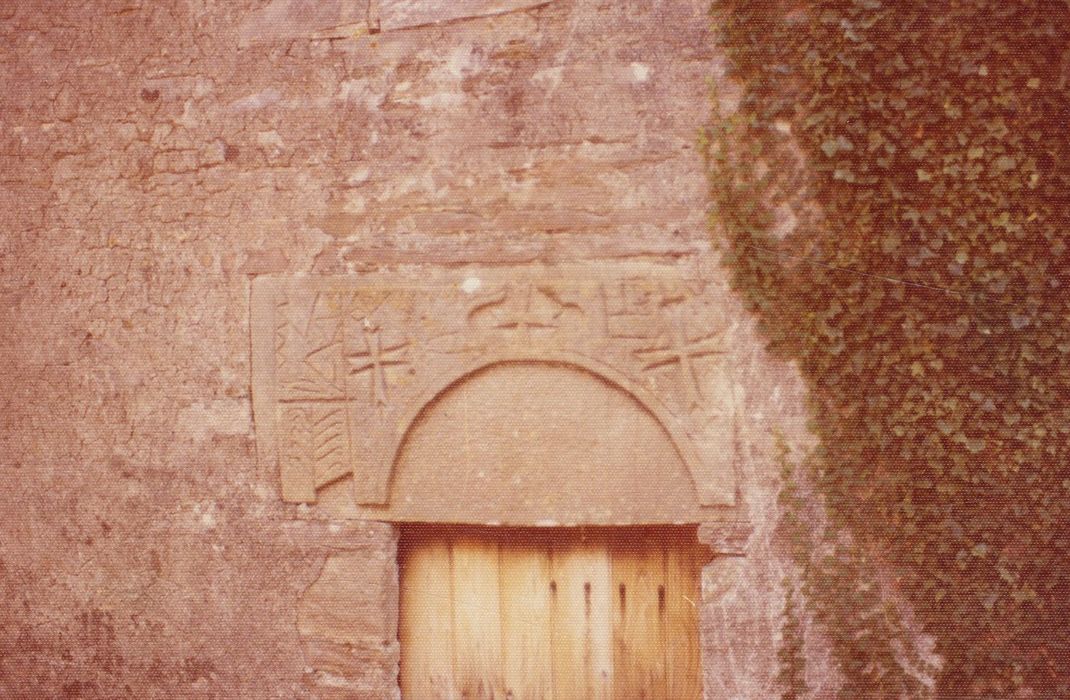 façade ouest, détail du linteau du portail