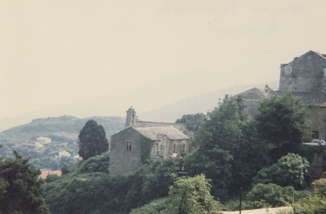 vue générale de la maison dans son environnement depuis le Nord-Ouest