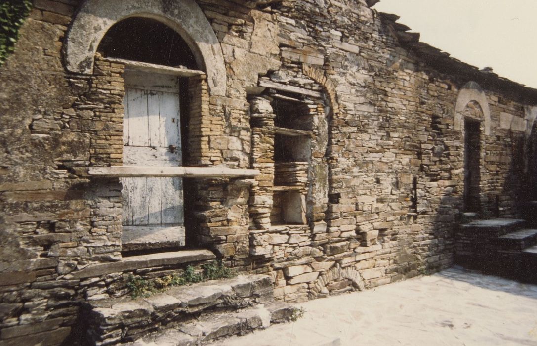 façade sur rue, vue partielle