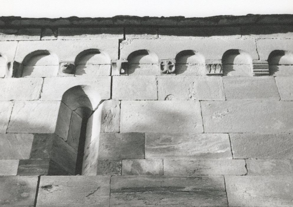 Façade latérale sud, détail de la frise