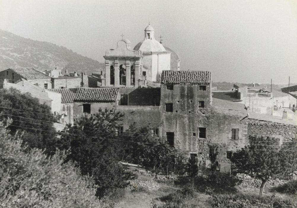 vue générale de l’église dans son environnement depuis le Sud-Est