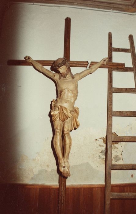 statue : Christ en croix