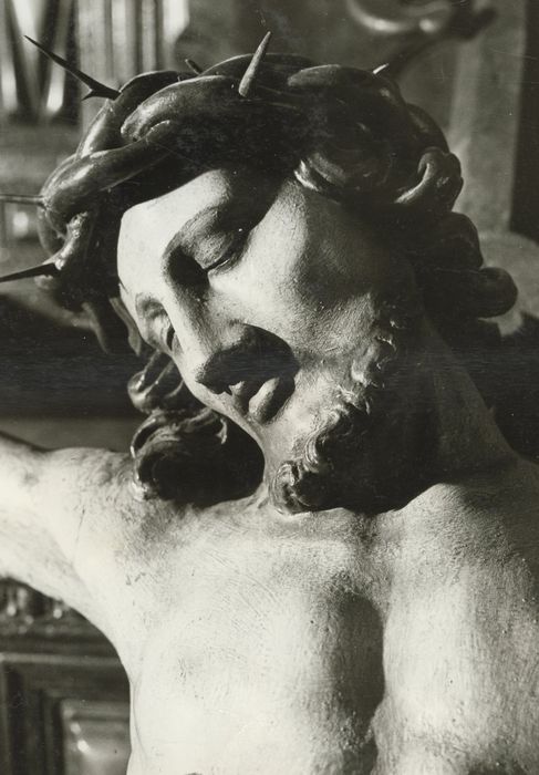 statue : Christ en croix, détail