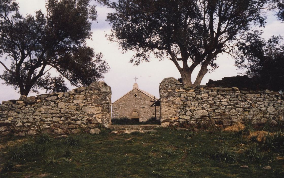 vue partielle de la chapelle dans son environnement depuis l’Ouest