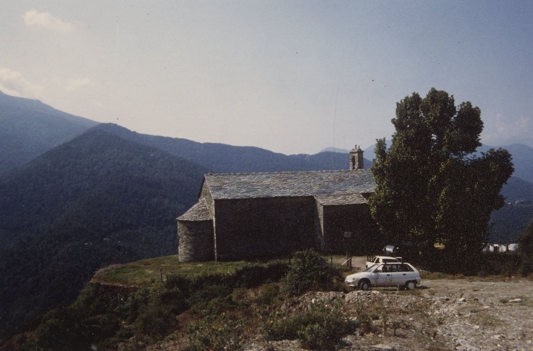 vue générale de l’église dans son environnement depuis le Nord