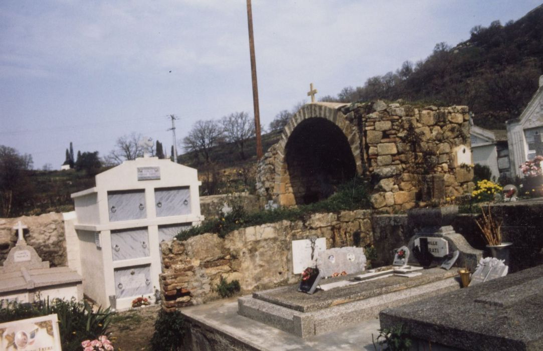 vue partielle des ruines dans leur environnement