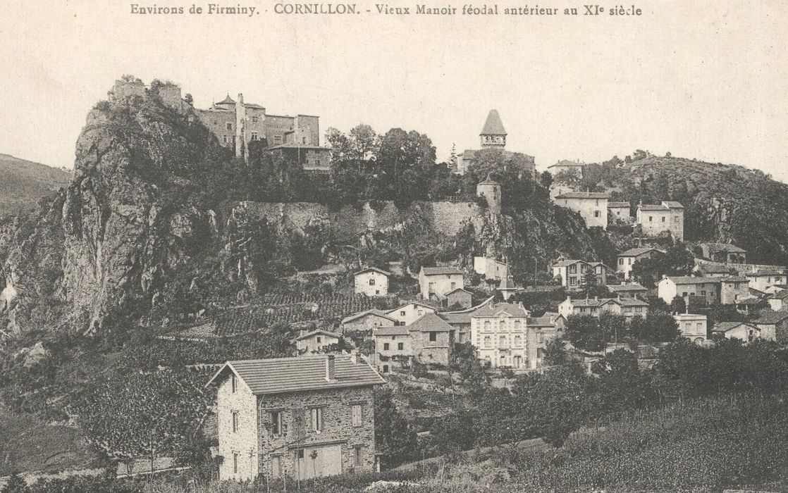 vue générale de l’église et du château dans leur environnement depuis le Sud