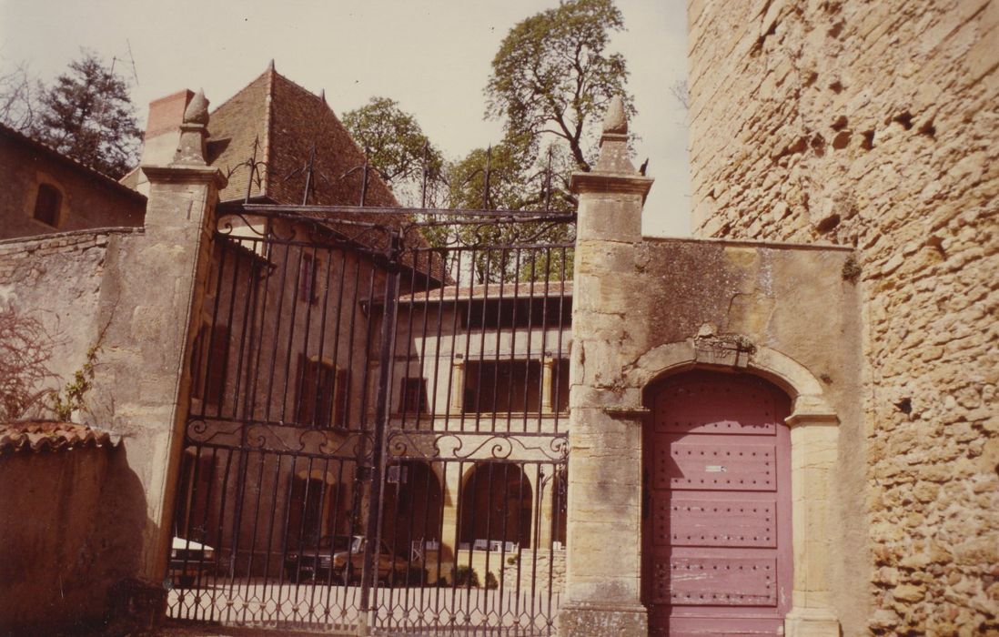 grille d’accès sud à la cour