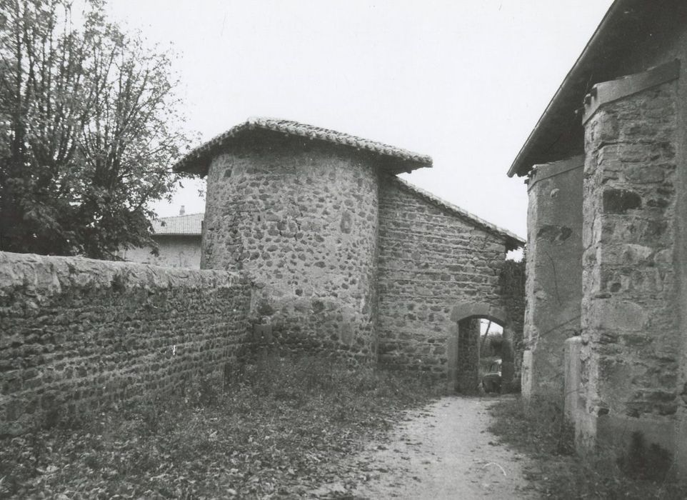 tour encadrant l’accès à la cour du château