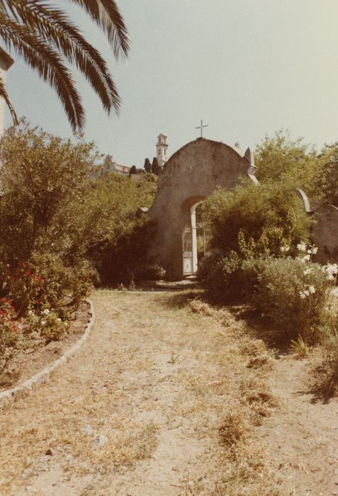 porche d’accès à l’enclos de la chapelle, vue partielle