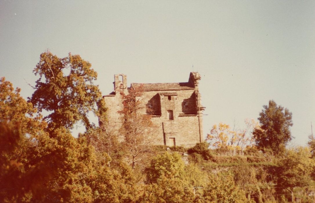 vue générale de la l’église dans son environnement depuis le Sud