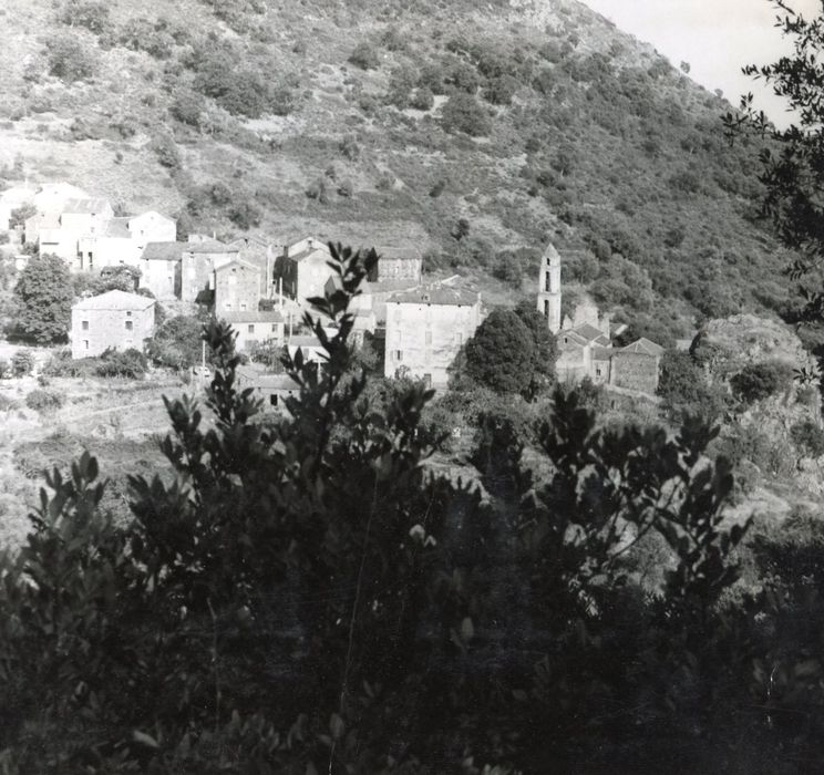 vue partielle de l’église dans son environnement