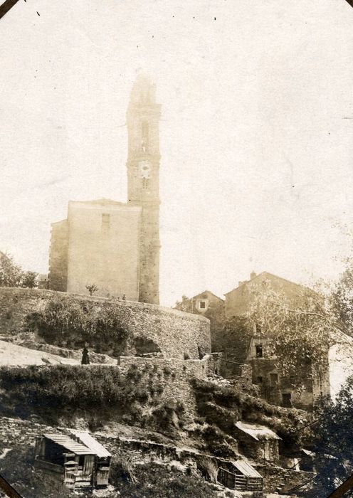 vue générale de l’église dans son environnement depuis l’Ouest