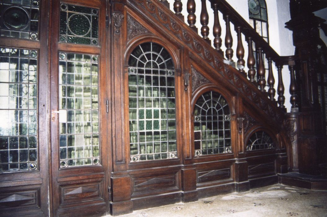 vestibule, escalier monumental, vue partielle des cloisons lambrissées