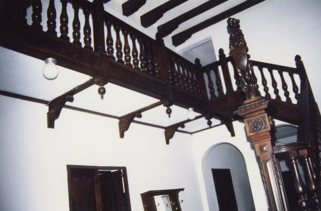 vestibule, escalier monumental, vue partielle