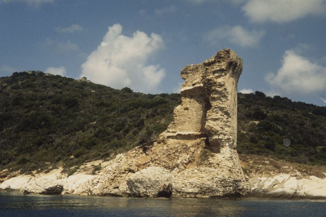 vue générale de la tour dans son environnement depuis le Sud