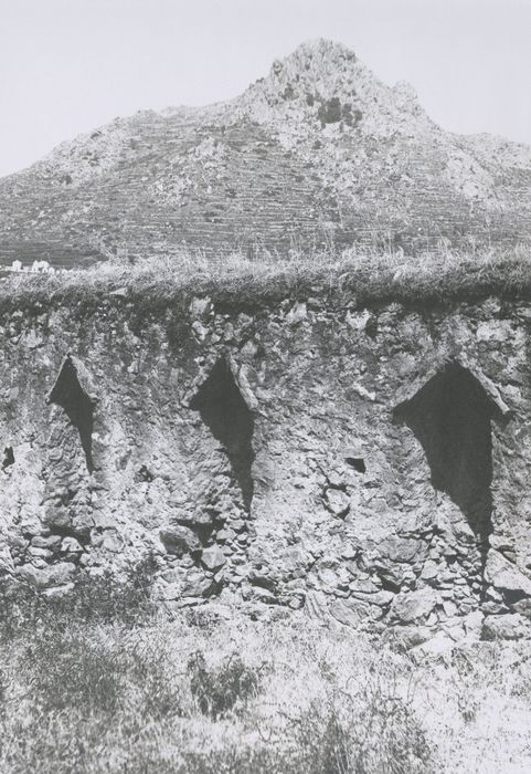 détails des niches aménagées dans le mur de clôture