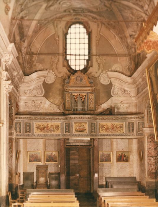 Orgue de tribune : partie instrumentale de l'orgue ; banc