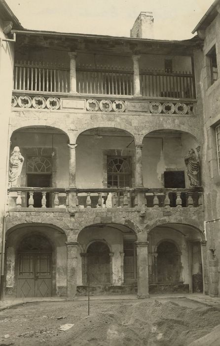 cour intérieure, façade à galeries
