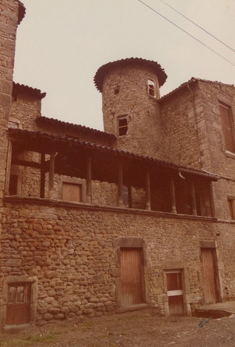 façade sur rue, vue partielle