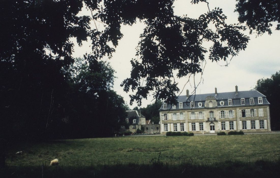 vue générale du château dans son environnement depuis l’Ouest