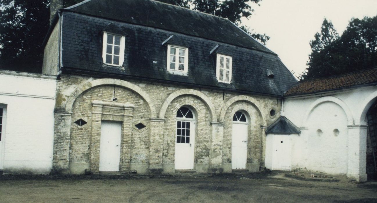 communs, façade est sur la cour