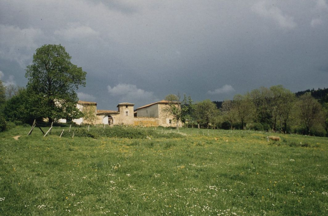 vue partielle des bâtiments dans leur environnement