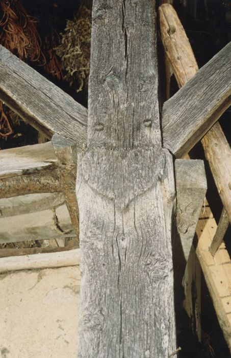 cour intérieure, détail d’une poutre blasonnée