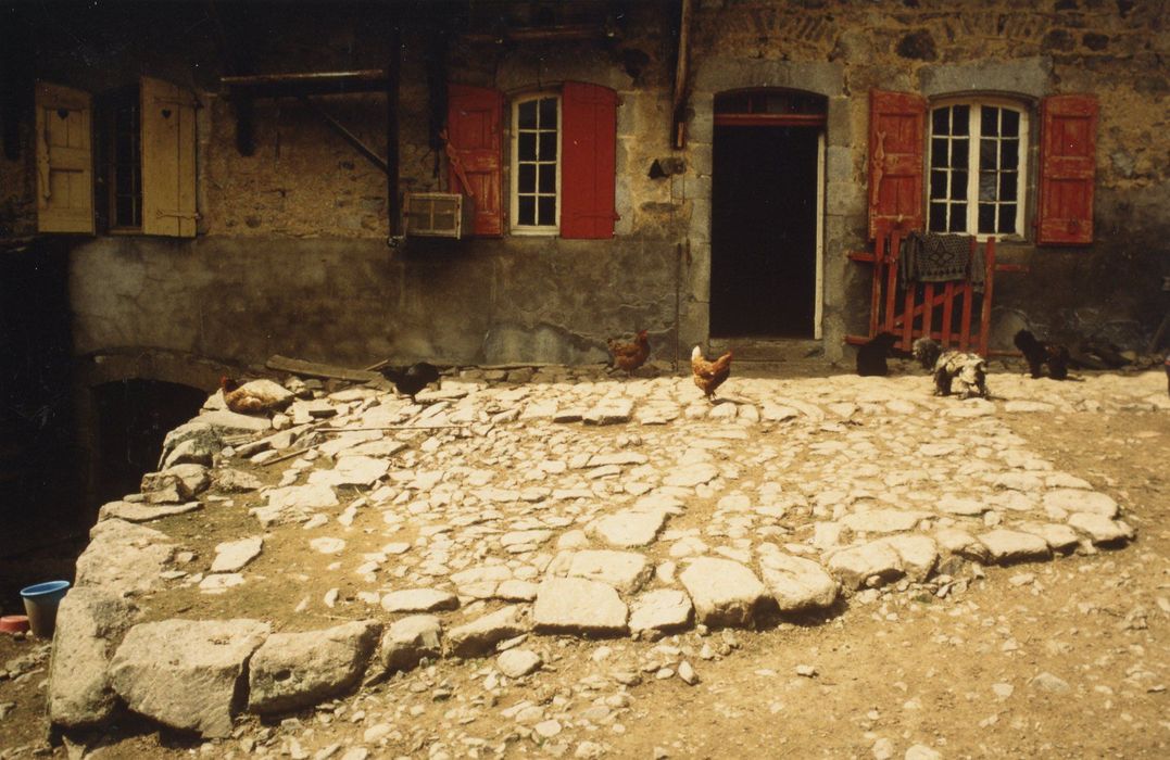 cour intérieure, vue partielle du pavement