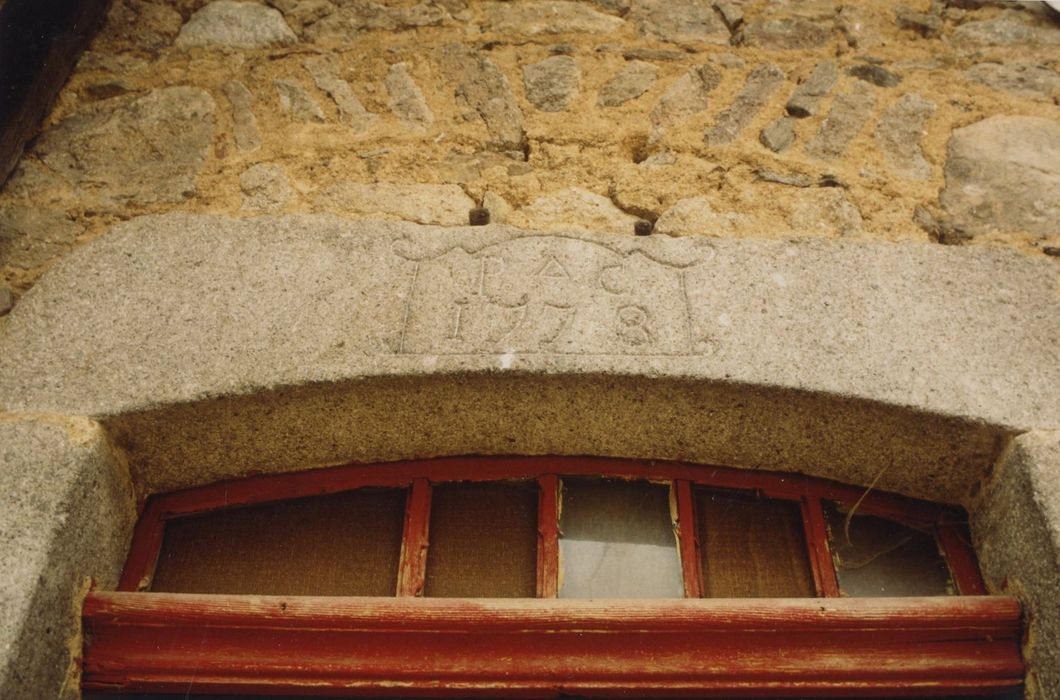 porte d’accès, détail du linteau