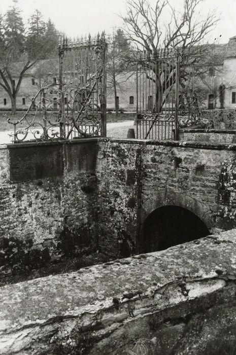 grille d’accès sud à la cour des communs