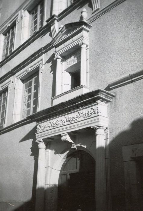 façade sur rue, vue partielle