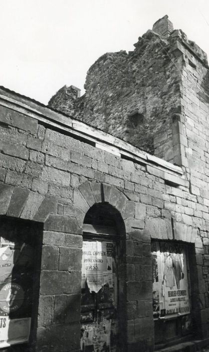 ruines de l’ancien logis, extrémité ouest rue de la République