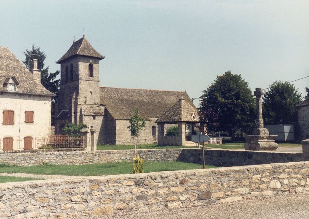 vue générale de l’église dans son environnement depuis le Sud