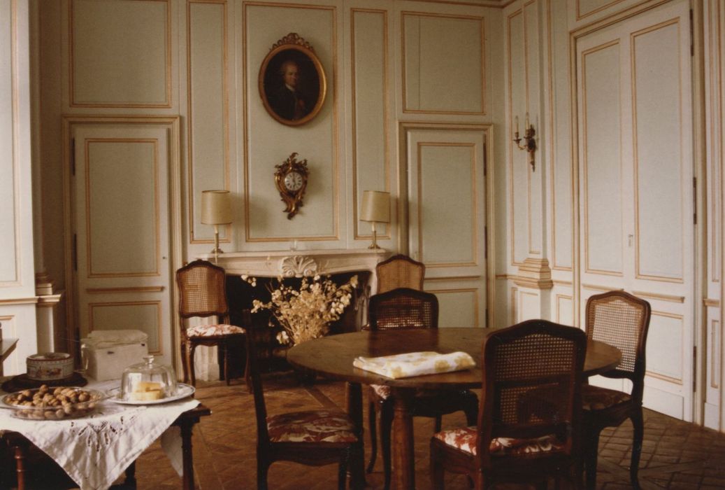 salle-à-manger, vue partielle des lambris de revêtement