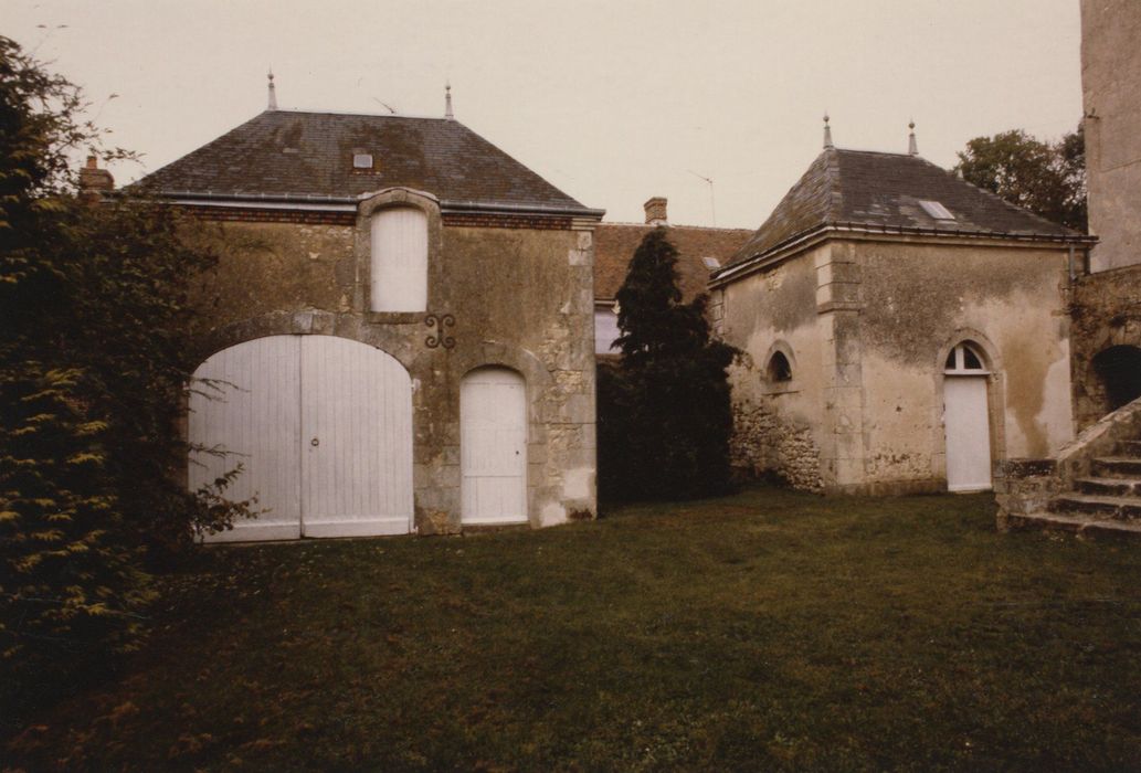 communs, à gauche l’écurie et le fenil, à droite la remise et la sellerie