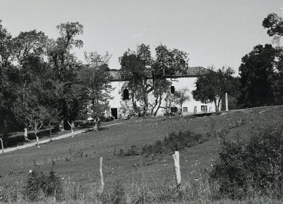 vue partielle du manoir dans son environnement depuis le Sud