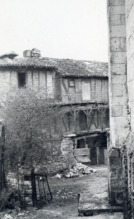 vue partielle des façades sur la place