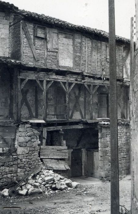 vue partielle des façades sur la place