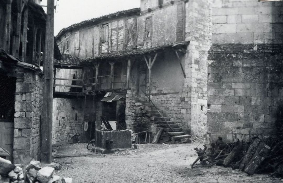 Vue partielle des façades sur la place