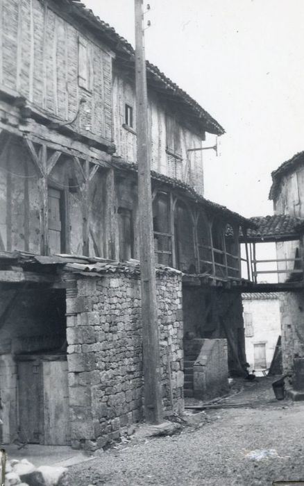 vue partielle des façades sur la place