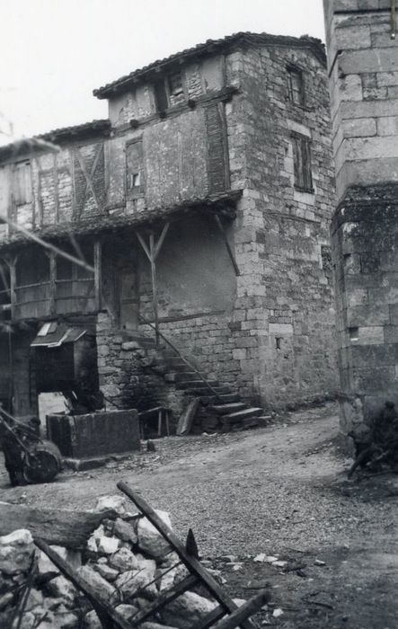 vue partielle des façades sur la place