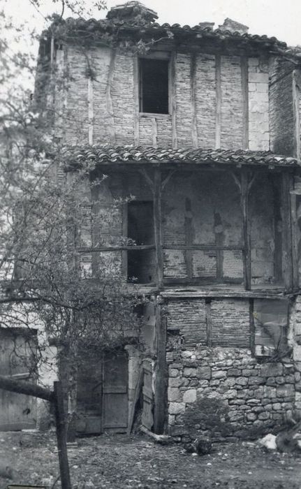 vue partielle des façades sur la place