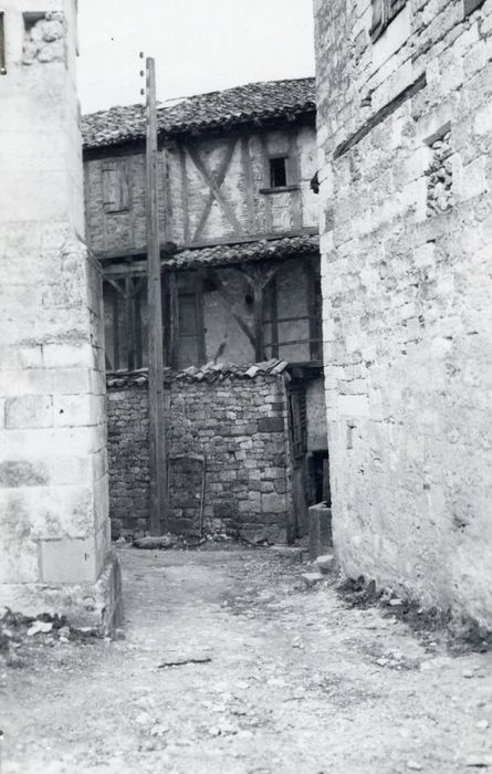 vue partielle des façades sur la place