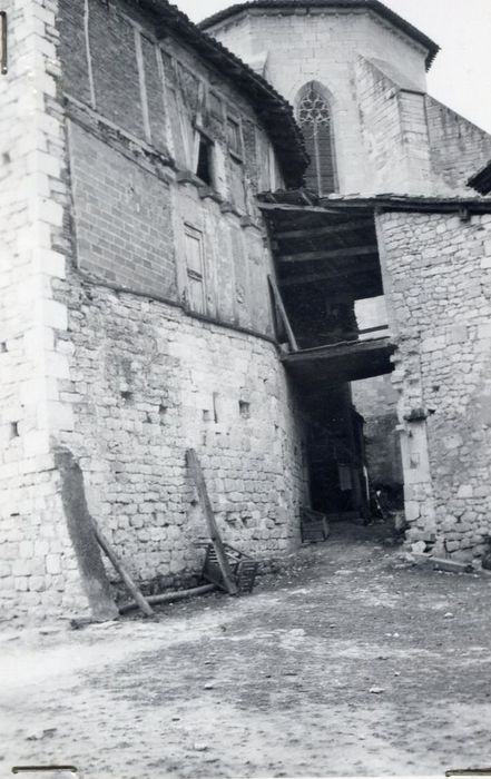 vue partielle des façades sur la place