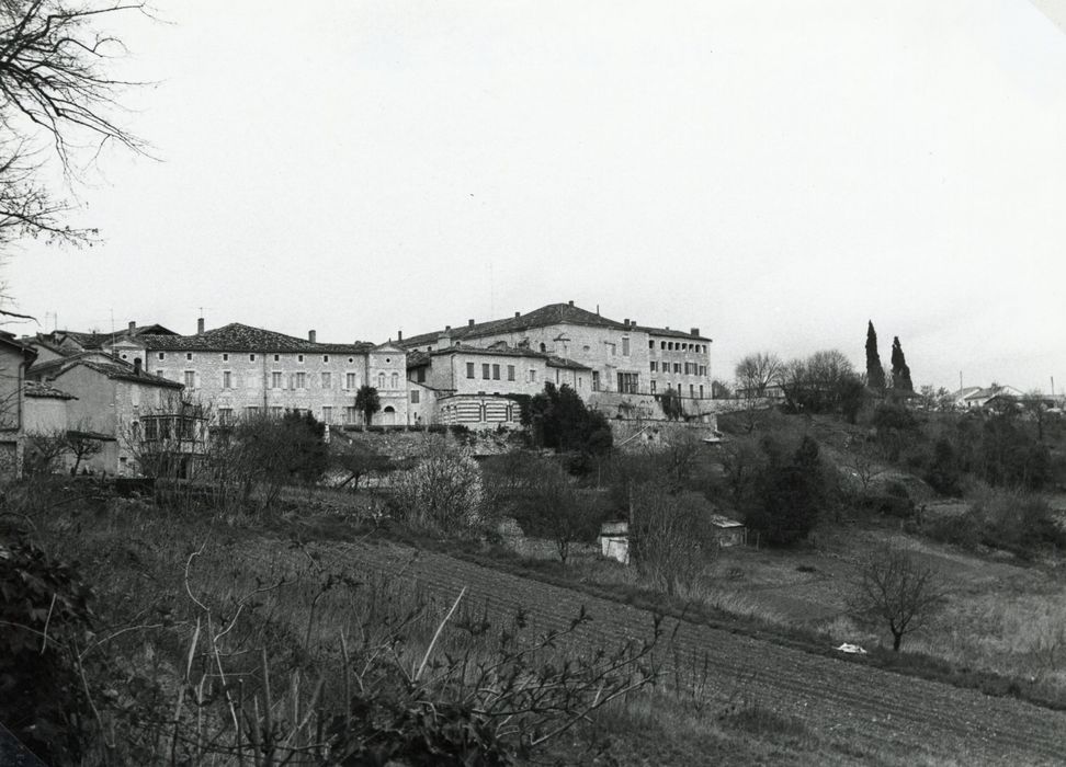 vue partielle du bâtiment dans son environnement depusi la collégilae Saint-Martin