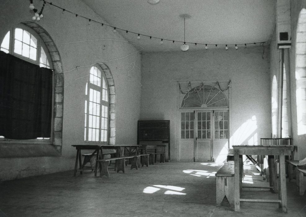 salle ouvrant sur le cloître